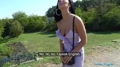 تشغيل الملاعين على ظهر المرأة مارس الجنس القسري والوحشي على العشب الأخضر مع امرأة سمراء