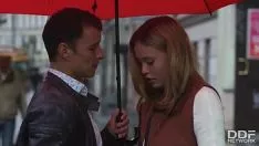 Reproduzir Convidada para um café loira, ela aceita sexo desprotegido em sua bucetinha