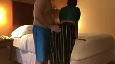 Reproducir Esposa infiel lamida y follada en el hotel por rico amateur