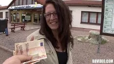Redare O Eleva Este Mituita Cu Bani Sa Il Lase Sa Ii Penetreze Gura