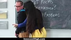 Reproduzir Linda professora da Milfa transa com sua aluna na sala de aula