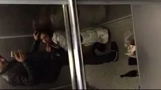 Jouer Un Barbatuso maturo si fa sega e la succhia nell'ascensore di un centro commerciale