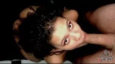 Jouer une chatte créée qui apprend à sucer des bites