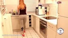 Afspelen Hij neukt haar in de keuken en ejaculeert op haar vagina