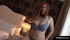 تشغيل لعبة نارية امرأة سمينة ذات الصدور الكبيرة لديها أبشع كس