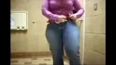 Reproducir Bailarina de culo es follada en el baño y tiene un orgasmo