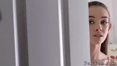 تشغيل ينام في قضيبه العاري المنتصب وتقوده أخته ببطء