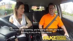 Jouer Payez la séance de conduite avec un jeu sexuel dans la voiture