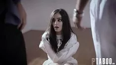 تشغيل إنه يستخدم أصابعه في كل مرة للاستمناء على هذا الهرة الصغيرة