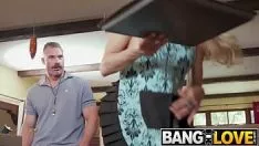 Afspelen Ze wordt geneukt en ontvangt het diep in haar