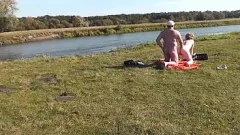 Afspelen Buitenpassie: MILF Frina's naaktstrandontmoeting, op z'n hondjes geneukt