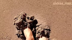 Afspelen Sletterige Aziatische tiener wordt naakt en vermaakt zichzelf op het strand