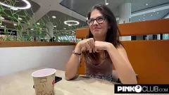 Oynat Sara Bell, Milan Çevresinde Freddy Gong'un Devasa Siyah Horozuna Geziniyor
