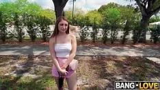 Reproduzir Garotas dirigindo no parque