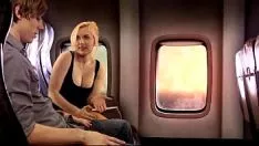 Abspielen Phasen mit blondem Fick, der im Zug Schwanz lutscht XXX