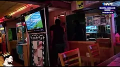 Reproducir Pequeña MILF asiática recibe un rapidito cremoso de la BBC en un bar - Porno casero amateur