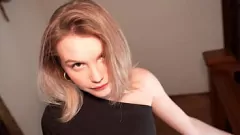 Jouer Une blonde maigre adore le sexe anal brutal