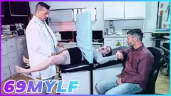 تشغيل طبيب محترف يجري لرايلي نيكسون فحصًا كاملاً