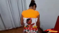 Oynat Petite Brezilyalı genç Karina Mello yeterince anal alamıyor
