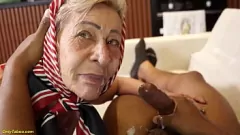 تشغيل الجدة البالغة من العمر 77 عامًا تحصل على الشرج والوجه بين الأعراق الخشنة