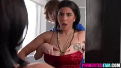 Oynat Stepriblbling Tabu: Busty esmer üvey kız kardeşi Deepthroats Big Dick