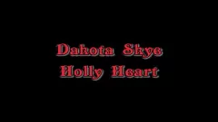 Afspelen Holly Heart en Dakota Skye in een natte en wilde lesbische ontmoeting