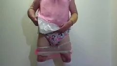 Jouer Carino crossdresser sissy mignolo immergi i pantaloni di plastica del pannolino con l'aiuto di Femdom