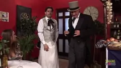 Reproducir Morena milf con culo perfecto disfruta de la orgía sexual de grupo salvaje en el restaurante