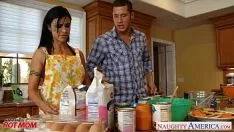 Afspelen Porn With Babe An Xxx Movie Actrice neukt in de keuken als ze kookt