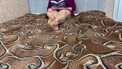 Jouer MILF bruna allarga le gambe in pantaloncini bianchi e figa rasata