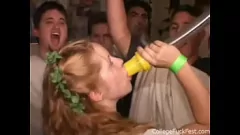 Jouer Frat Party devient hardcore : des étudiantes blondes se font baiser et sucer