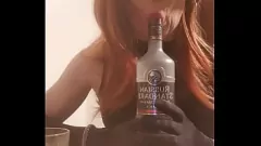 Oynat Travesti Yatakta Sarhoş Olurken Sigara İçmeyi ve Votka İçmeyi Seviyor