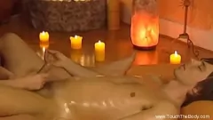 تشغيل استمتع بتجربة فن التدليك المثير: الأزواج الآسيويون ينغمسون في اللعب بالزيت الحسي وتدليك الجسم الحميم