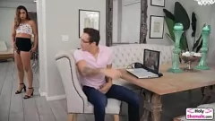 Abspielen Erleben Sie das ultimative Shemale-Paradies, wenn ein Tgirl mit kleinen Titten in dieser intensiven Hardcore-Transen-Sex-Session ihren engen Arsch hart aufgebohrt bekommt