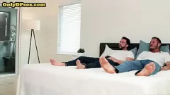 Reproduzir MILF peituda com peitos grandes e uma bunda grande é duplamente penetrada em um trio excêntrico com dois paus duros