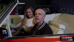 Redare O blondă dominantă în lenjerie perversă și ciorapi călărește un penis tare în mașină înainte de un creampie fierbinte