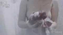 Reproduzir Namorada amadora lavando roupa nua em vídeo pornô softcore caseiro