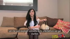 Odtwórz Niegrzeczna brytyjska nastolatka po raz pierwszy bierze udział w castingu analnym w jej ciasną małą dupę