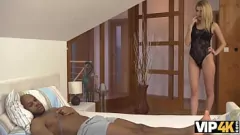 Afspelen Blond tienermeisje laat haar zwarte vriend haar op zijn hondjes neuken met zijn enorme BBC-lul